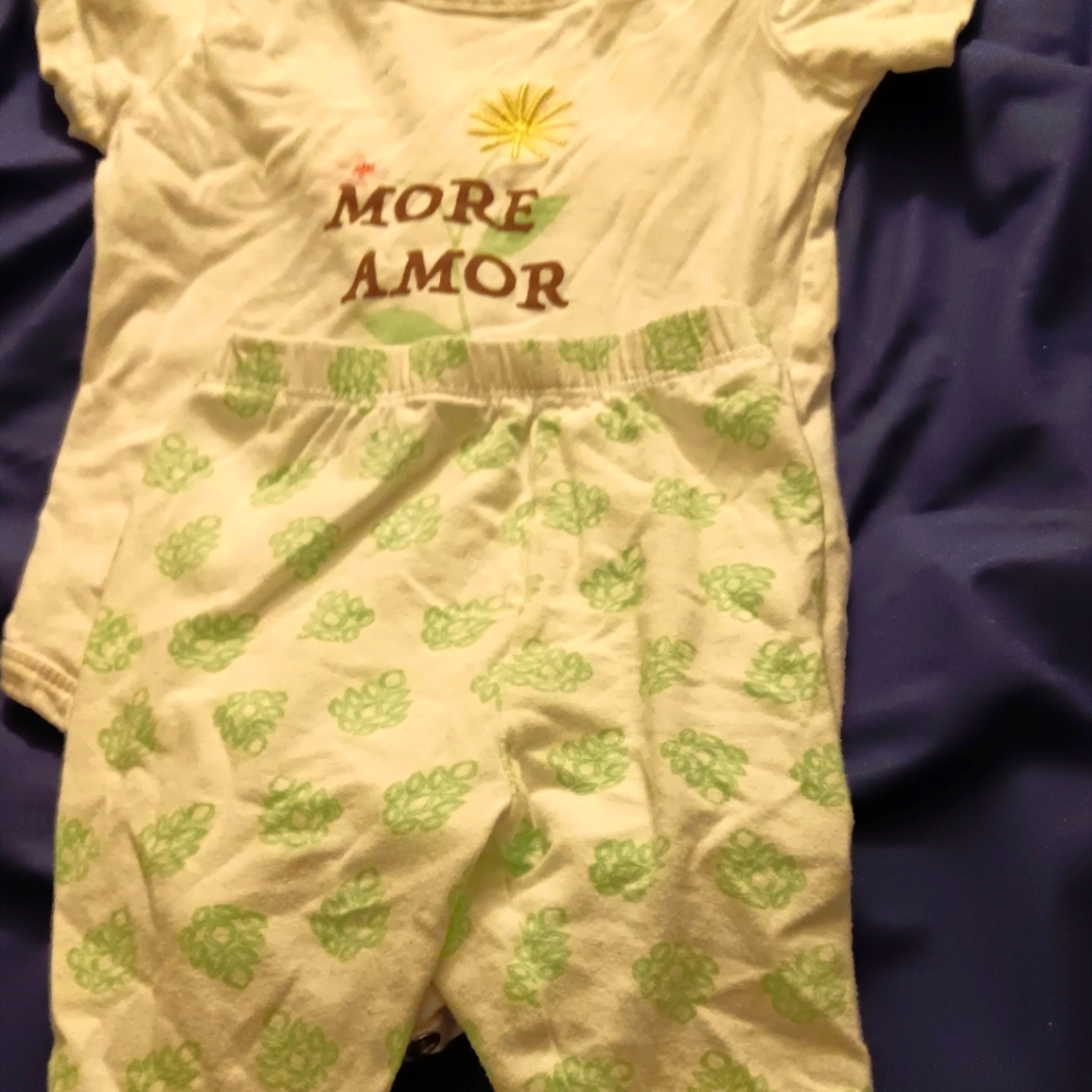 *5/$15* EUC 2 piece outfit. Shirt with capris. Very cute